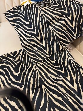 Pillow covers only (2) new blk & beige  size 
17 1/2 by 17 1/2 canvas texture